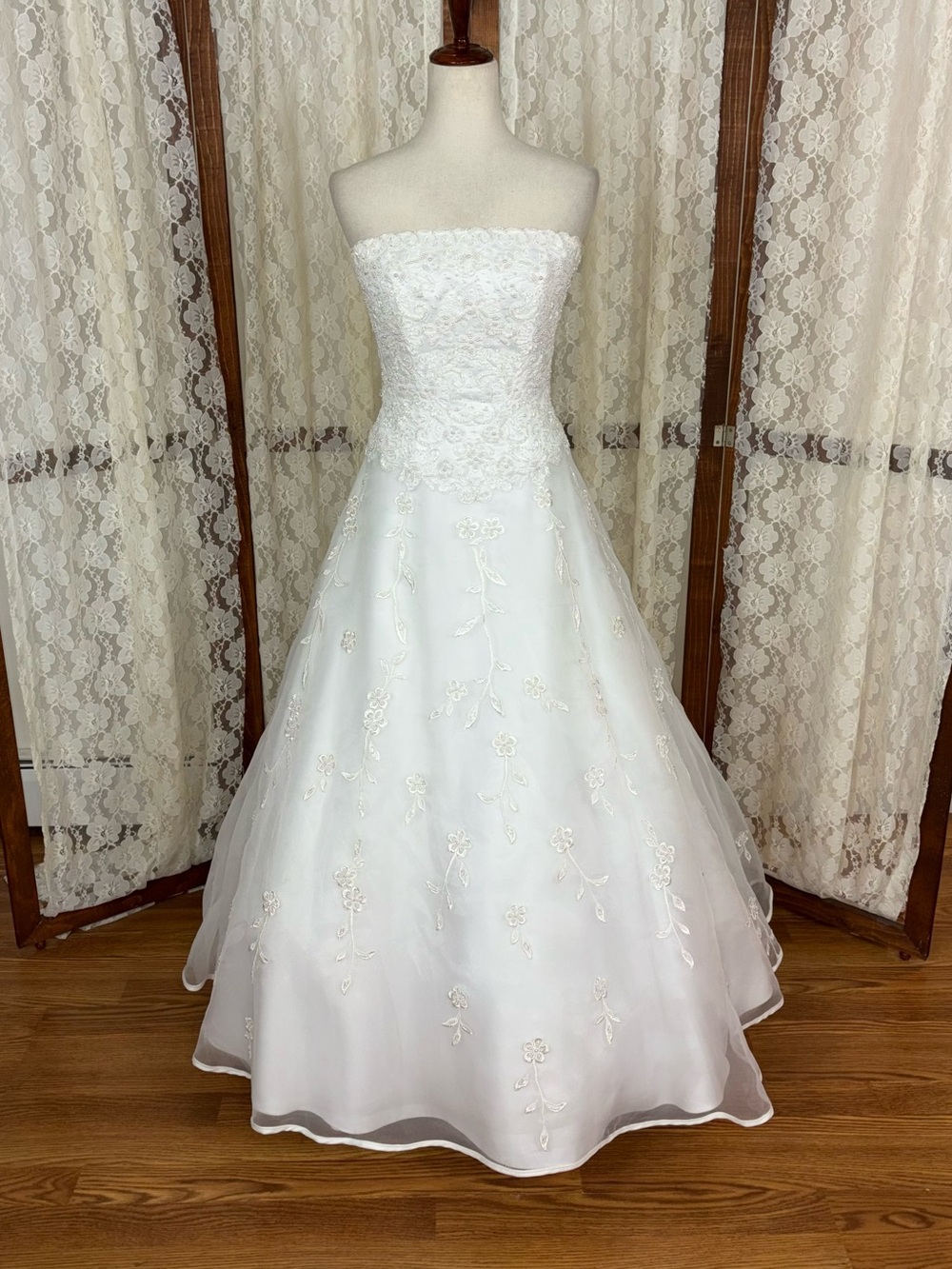 Gorgeous Vintage 90s Lady Eleanor Embroidered Organza Wedding Gown